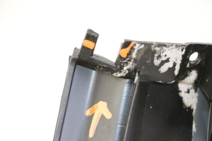 photo de LEFT REAR LOWER BODY PANEL PIAGGIO MP3 LT 400 (2007 - 2012) - Zoom on usage condition