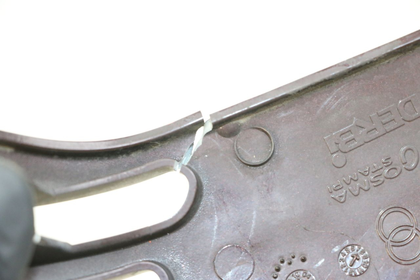 photo de REAR LEFT BELLY PANEL PIAGGIO VESPA LX IE 125 (2010 - 2012) - Zoom on usage condition