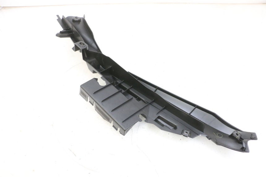 photo de REAR LEFT BELLY PANEL YAMAHA TRICITY 300 (2020 - 2024) - Zoom on usage condition