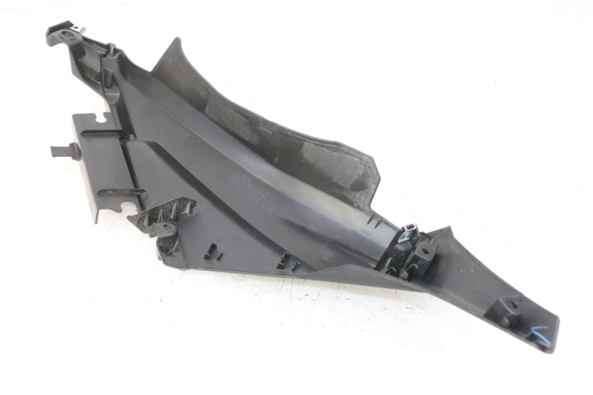 photo de REAR LEFT BELLY PANEL YAMAHA XMAX X-MAX 125 (2021 - 2025) - Zoom on usage condition