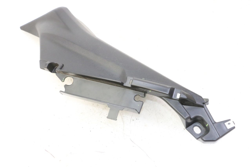 photo de REAR LEFT BELLY PANEL YAMAHA XMAX X-MAX 125 (2021 - 2025) - Technical close-up