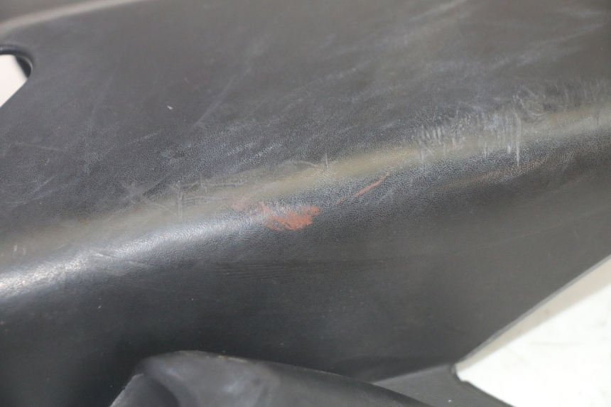 photo de REAR LEFT BELLY PANEL YAMAHA XMAX X-MAX 125 (2006 - 2009) - Zoom on usage condition