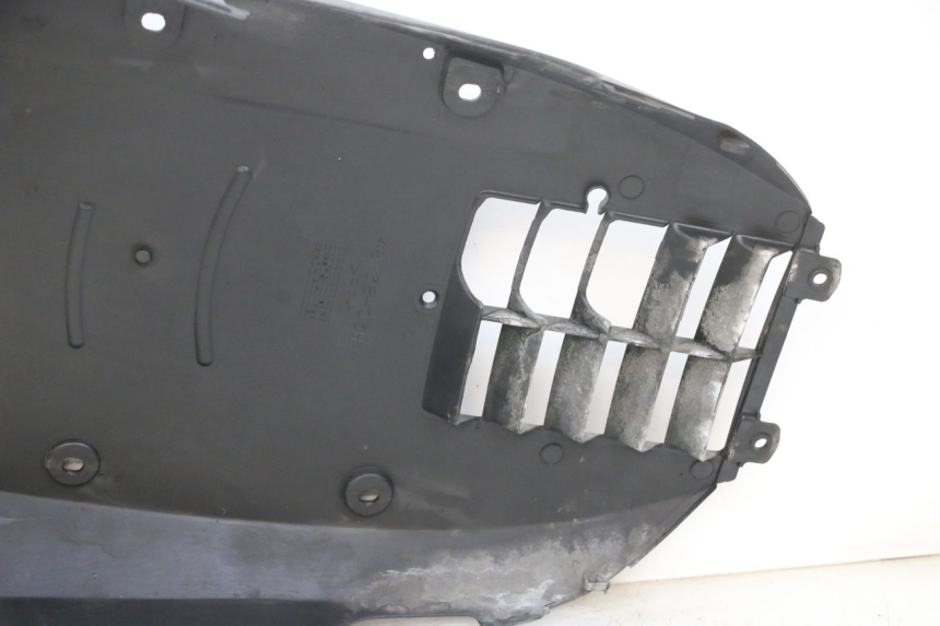 photo de LOWER BODY SHELL SUZUKI BURGMAN 125 (2007 - 2014) - Distinctive features