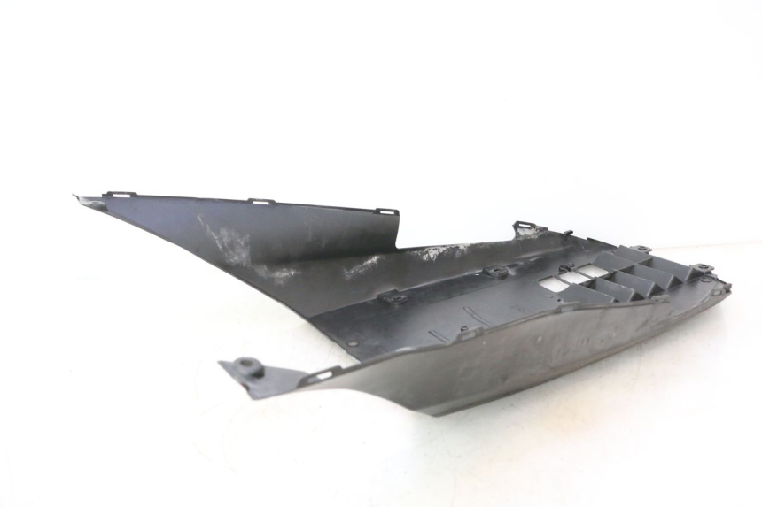 photo de LOWER BODY SHELL SUZUKI BURGMAN 125 (2007 - 2014) - Zoom on usage condition