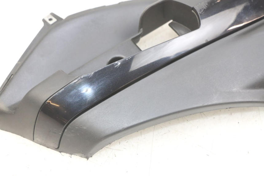 photo de RIGHT LOWER SIDE PANEL PIAGGIO FLY 4T 50 (2013 - 2017) - Zoom on usage condition