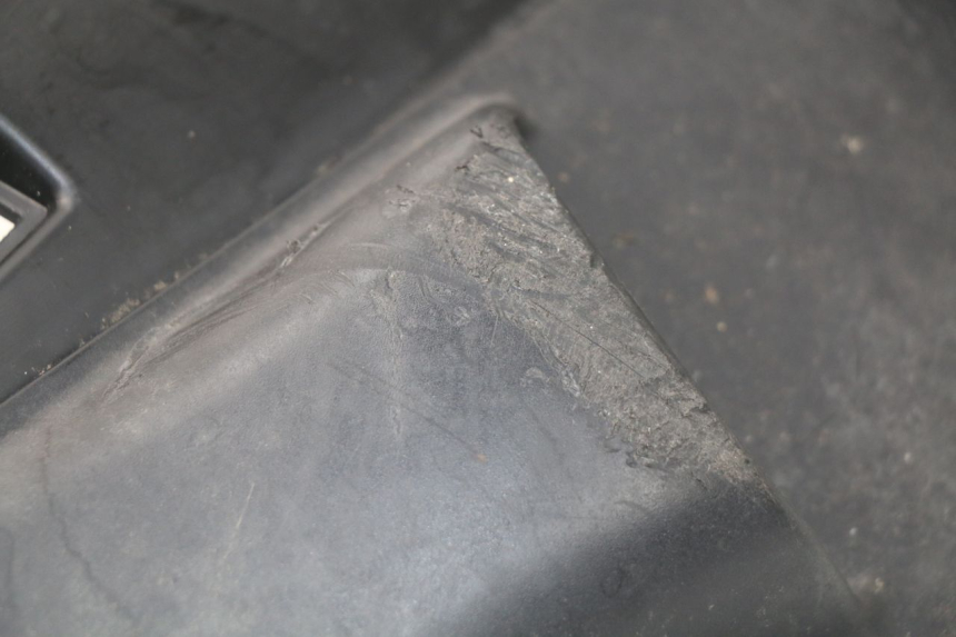 photo de RIGHT BELLY PANEL PIAGGIO FLY IE 125 (2012 - 2017) - Fixing points details