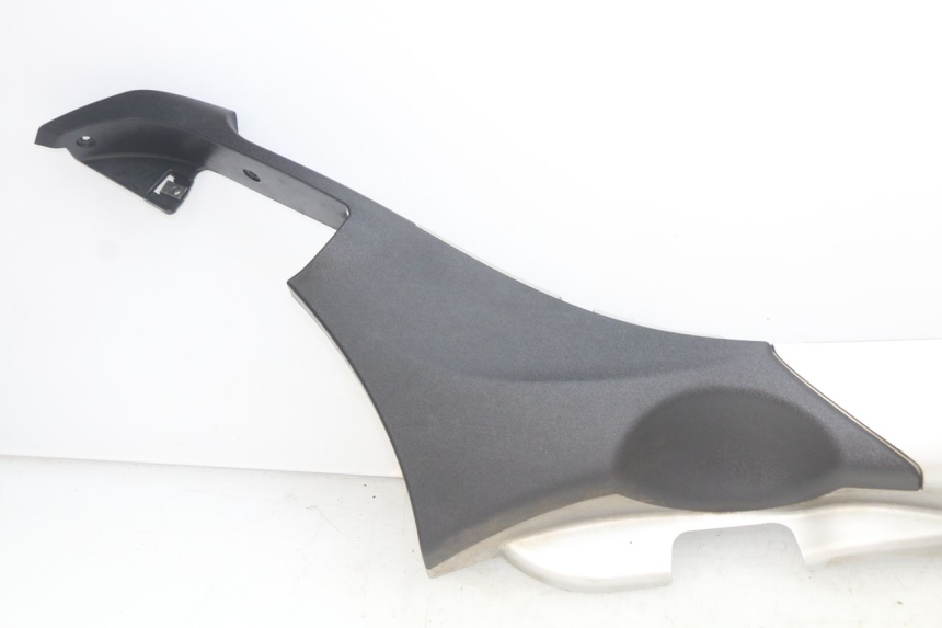 photo de RIGHT LOWER SIDE PANEL PIAGGIO MP3 500 (2014 - 2017) - Fixing points details