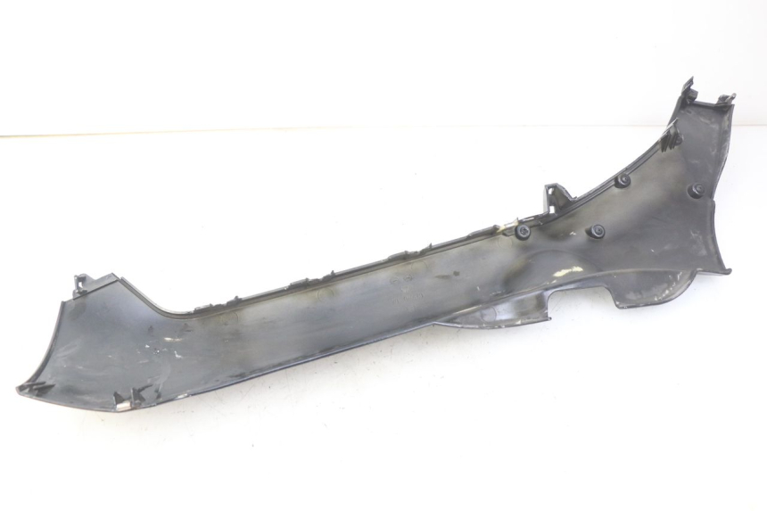 photo de RIGHT LOWER SIDE PANEL PIAGGIO MP3 125 (2006 - 2014) - Alternative perspective