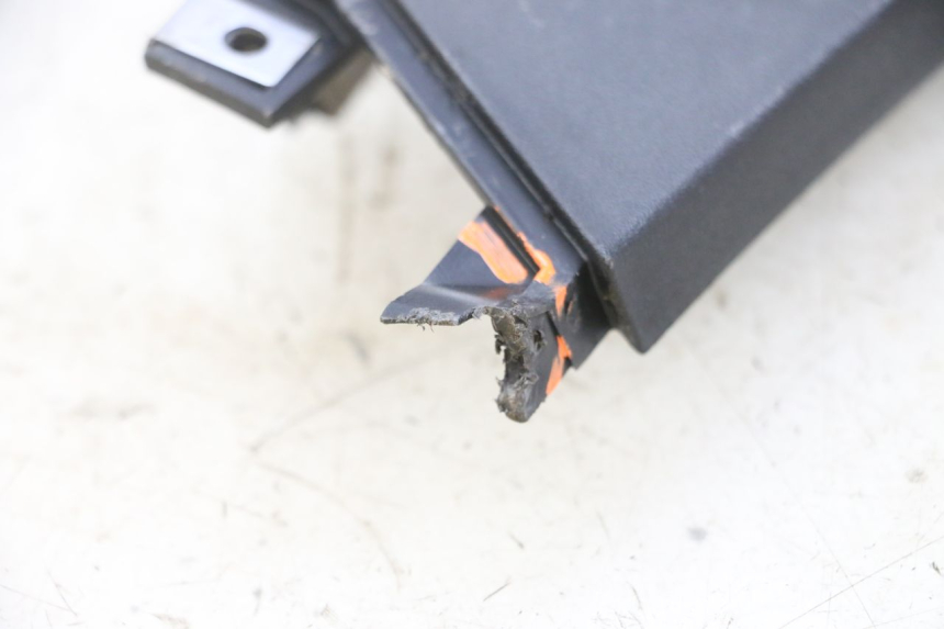 photo de RIGHT BELLY PANEL PIAGGIO MP3 RL 250 (2006 - 2010) - Zoom on usage condition