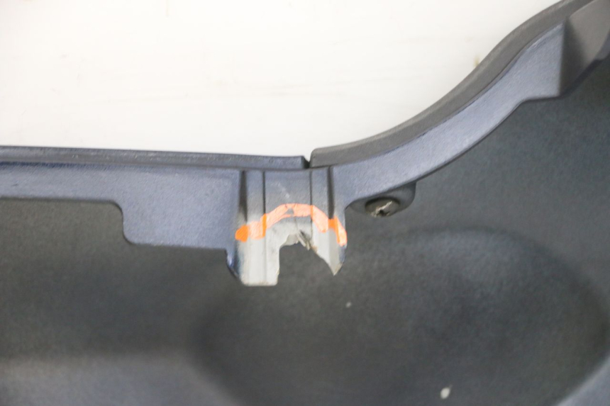 photo de RIGHT BELLY PANEL PIAGGIO MP3 RL 250 (2006 - 2010) - Fixing points details