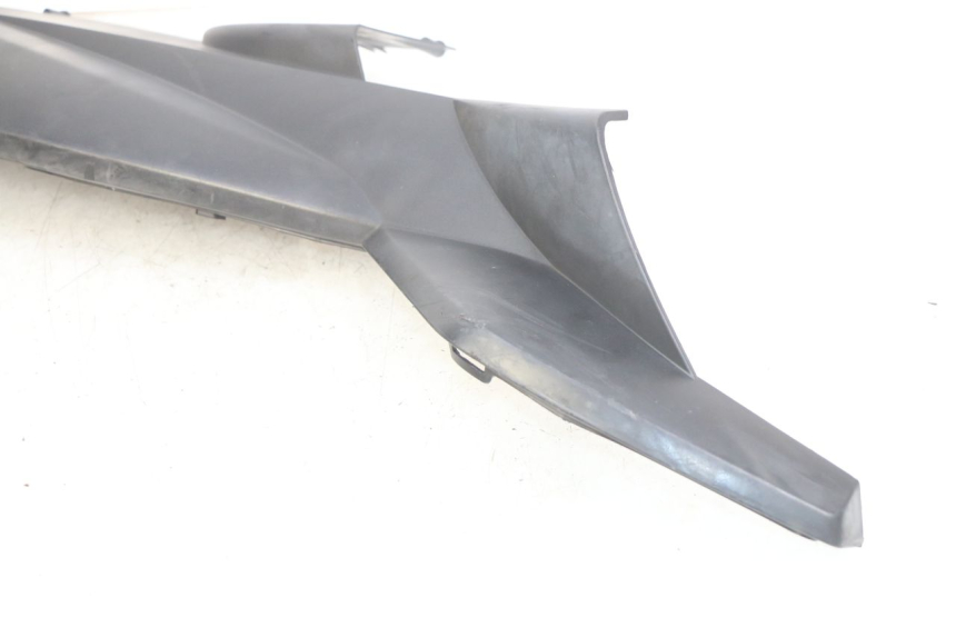 photo de RIGHT LOWER SIDE PANEL PEUGEOT SATELIS 125 (2006 - 2009) - Fixing points details