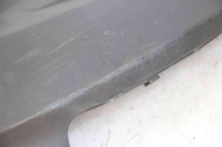 photo de RIGHT BELLY PANEL PEUGEOT SATELIS 125 (2013 - 2018) - Zoom on usage condition