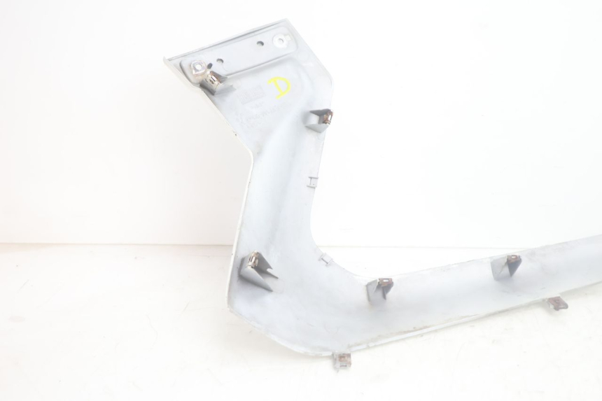 photo de RIGHT LOWER SIDE PANEL YAMAHA XMAX X-MAX 125 (2006 - 2009) - Surface and material condition