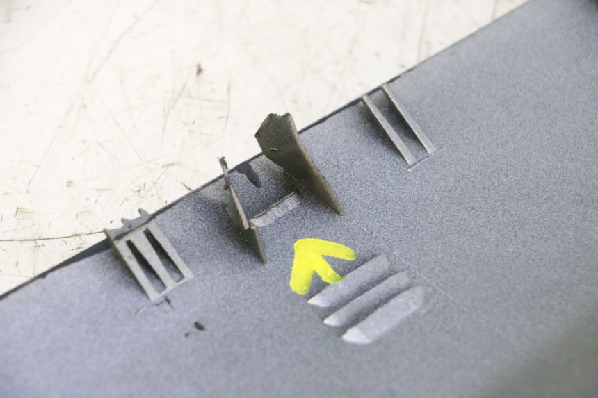 photo de RIGHT LOWER SIDE PANEL YAMAHA YP MAJESTY 125 (2002 - 2006) - Surface and material condition