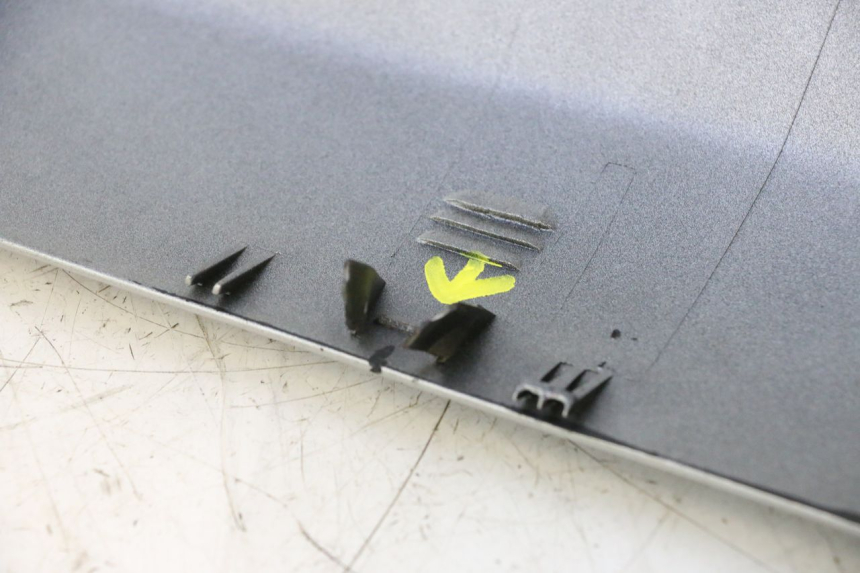 photo de RIGHT LOWER SIDE PANEL YAMAHA YP MAJESTY 125 (2002 - 2006) - Markings and original references