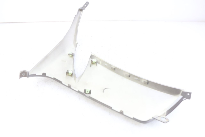 photo de LEFT LOWER FAIRING PEUGEOT CITYSTAR AIR 125 (2014 - 2017) - Zoom on usage condition