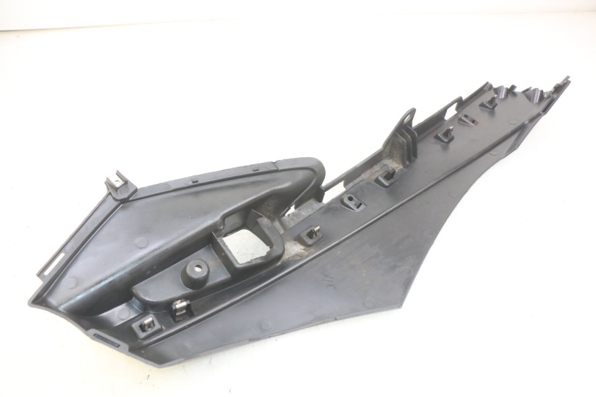 photo de LEFT LOWER FAIRING PIAGGIO FLY 4T 50 (2013 - 2017) - Technical close-up