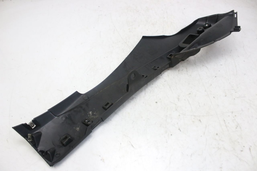 photo de LEFT LOWER FAIRING PIAGGIO FLY 4T 50 (2013 - 2017) - Zoom on usage condition