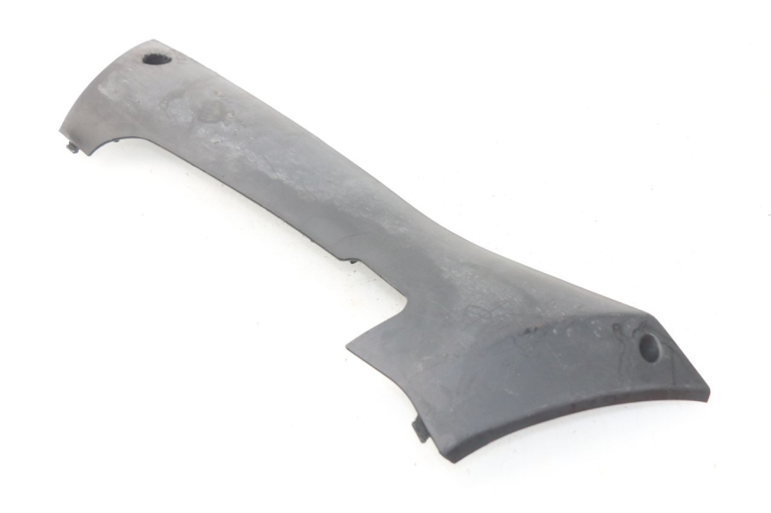 photo de LEFT LOWER FAIRING PEUGEOT KISBEE 2T 50 (2010 - 2017) - Zoom on usage condition