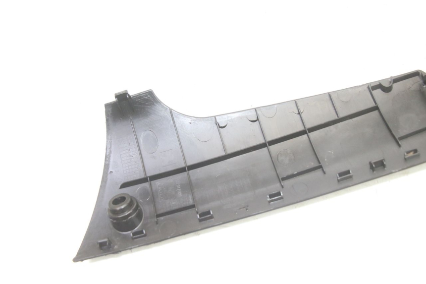 photo de LEFT LOWER FAIRING PEUGEOT KISBEE 2T 50 (2010 - 2017) - Surface and material condition