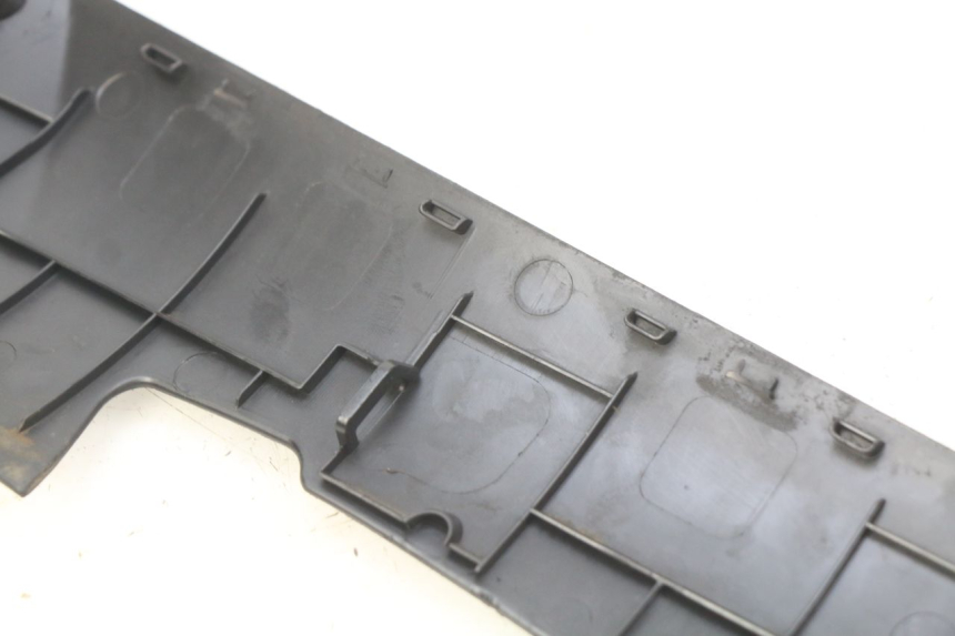 photo de LEFT LOWER FAIRING PEUGEOT KISBEE 4T 50 (2010 - 2017) - Fixing points details