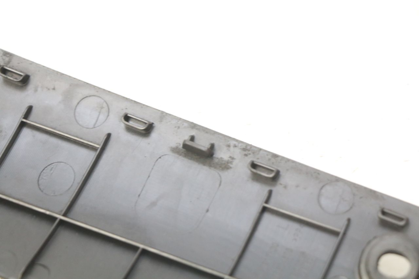 photo de LEFT LOWER FAIRING PEUGEOT KISBEE 4T 50 (2010 - 2017) - Surface and material condition