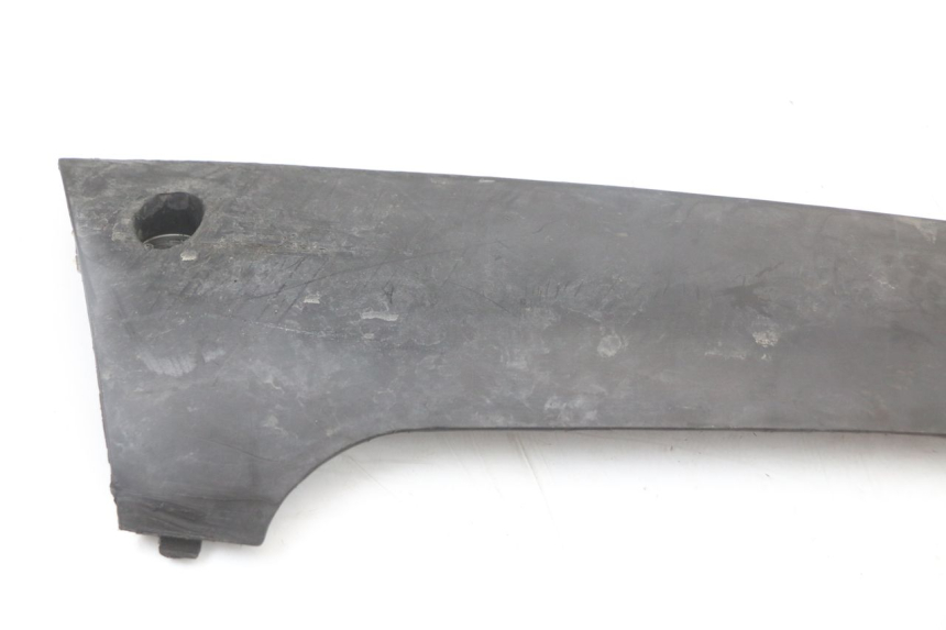 photo de LEFT LOWER FAIRING PEUGEOT KISBEE 4T 50 (2018 - 2022) - Zoom on usage condition