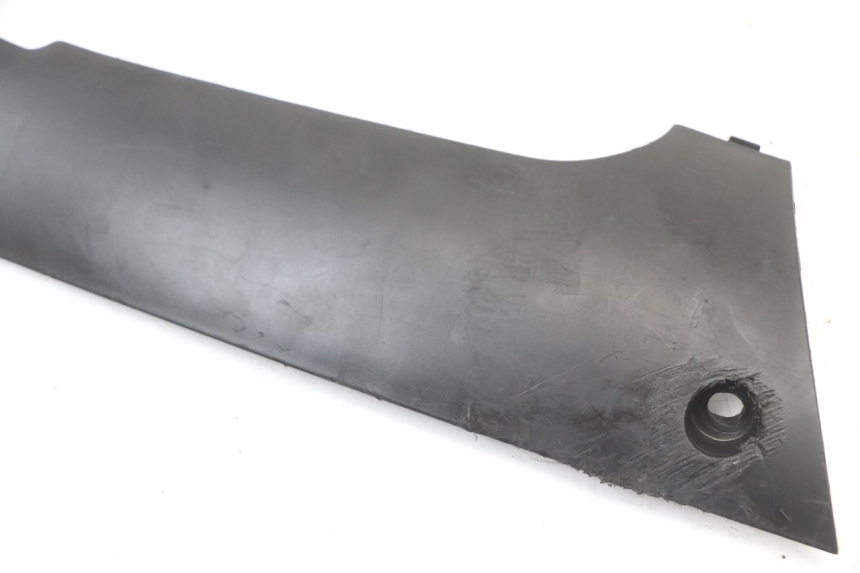 photo de LEFT LOWER FAIRING PEUGEOT KISBEE 4T 50 (2010 - 2017) - Zoom on usage condition