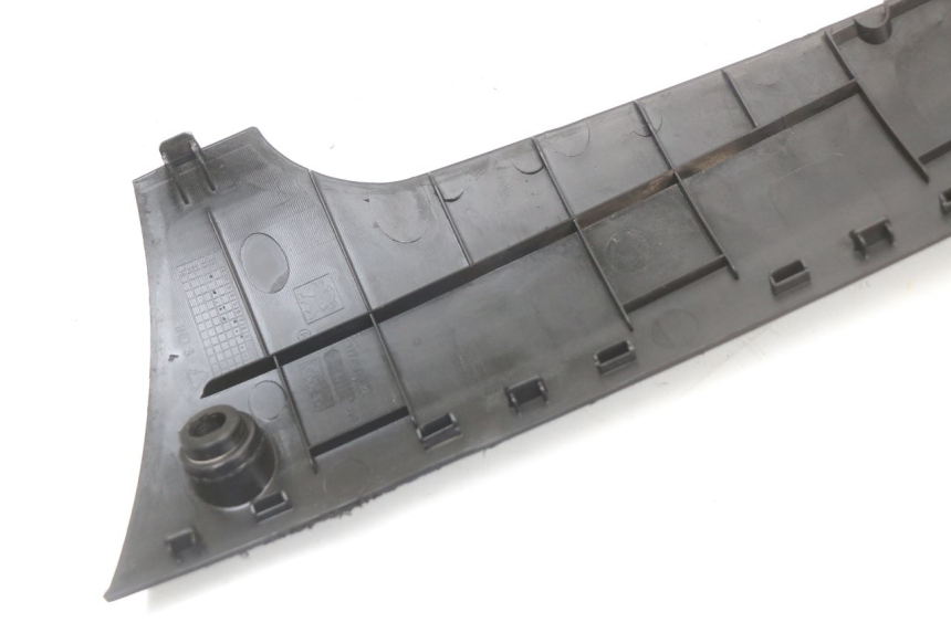 photo de LEFT LOWER FAIRING PEUGEOT KISBEE 4T 50 (2010 - 2017) - Fixing points details