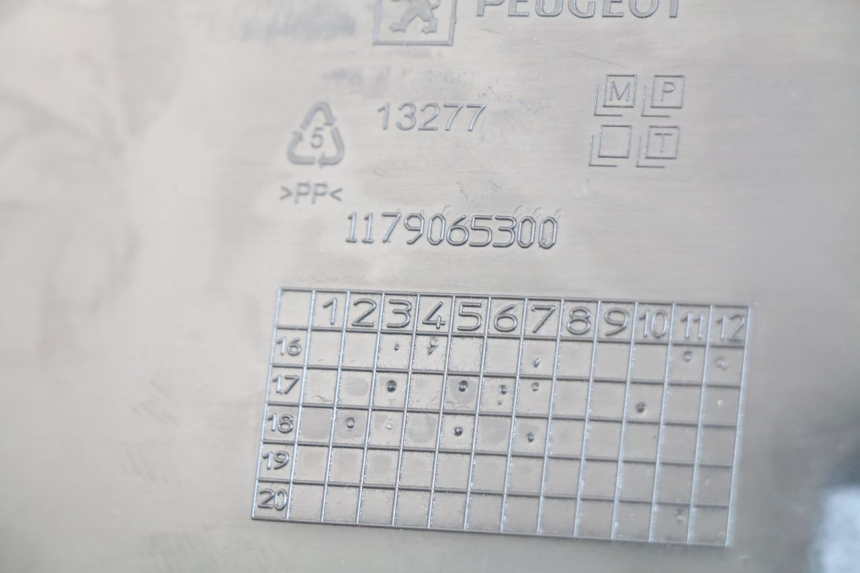 photo de LEFT BELLY PANEL PEUGEOT METROPOLIS 400 (2017 - 2020) - Component detail