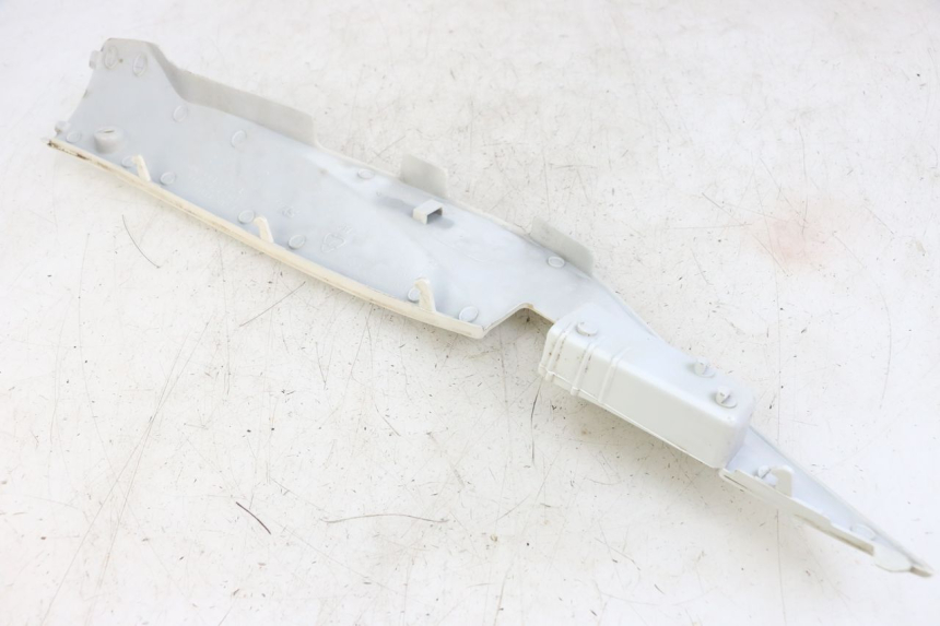 photo de LEFT LOWER FAIRING SYM MIO 50 (2011 - 2017) - Zoom on usage condition