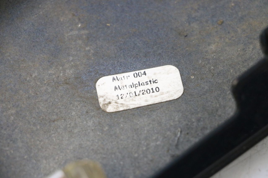 photo de LEFT BELLY PANEL PIAGGIO MP3 LT 400 (2007 - 2012) - Zoom on usage condition
