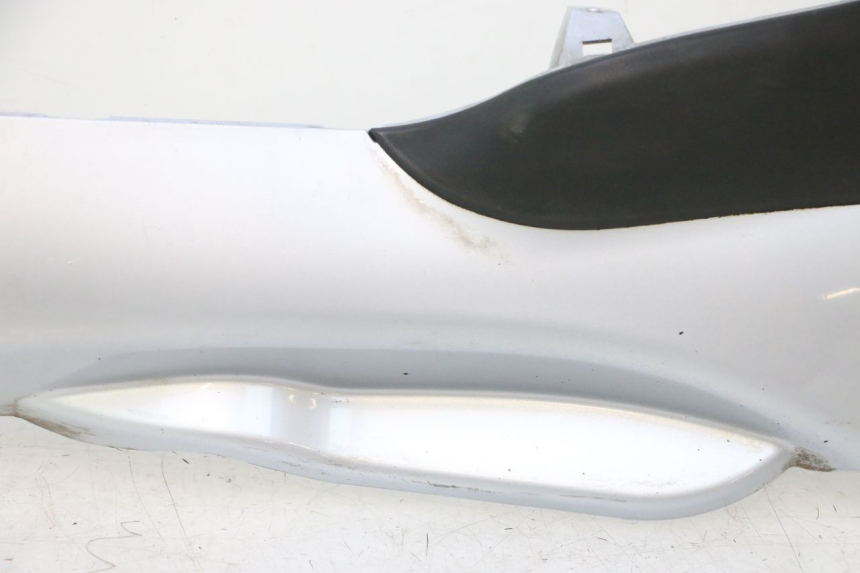 photo de LEFT LOWER FAIRING PIAGGIO MP3 125 (2006 - 2014) - Distinctive features
