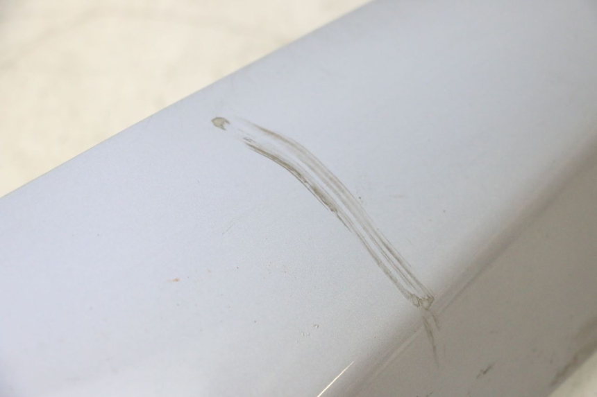 photo de LEFT LOWER FAIRING PIAGGIO MP3 125 (2006 - 2014) - Zoom on usage condition