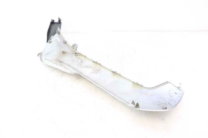 photo de LEFT LOWER FAIRING PIAGGIO MP3 125 (2006 - 2014) - Technical close-up