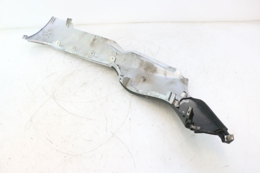 photo de LEFT LOWER FAIRING PIAGGIO MP3 125 (2006 - 2014) - Fixing points details