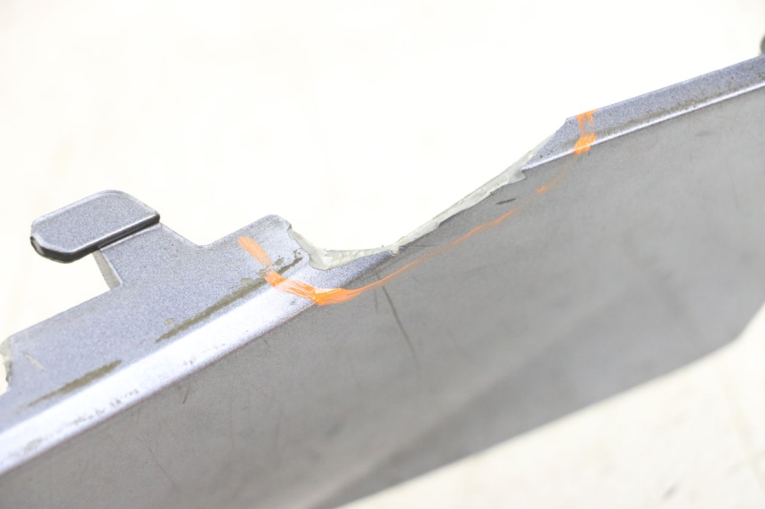 photo de LEFT BELLY PANEL PEUGEOT BELVILLE 125 (2017 - 2021) - Zoom on usage condition