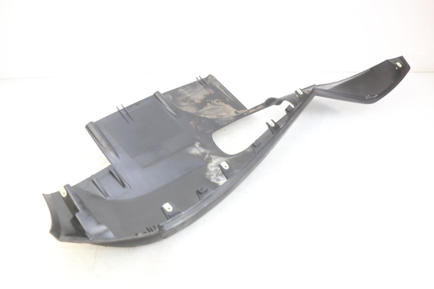 photo de LEFT LOWER FAIRING PEUGEOT SATELIS 125 (2010 - 2012) - Fixing points details