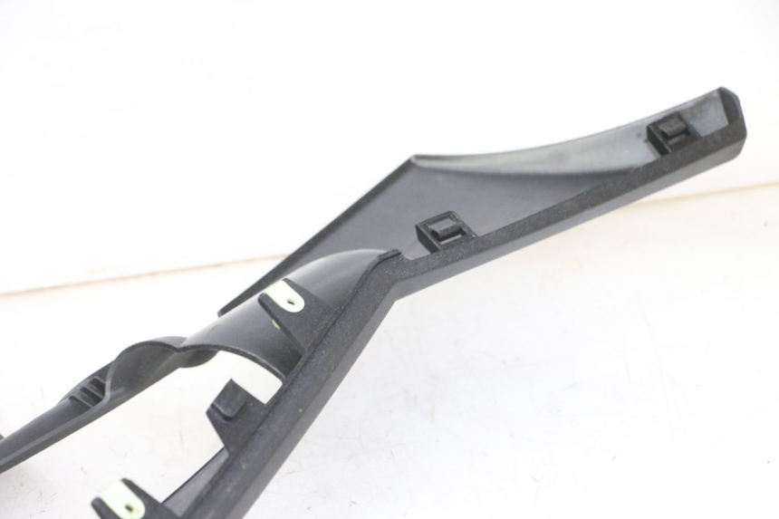 photo de LEFT BELLY PANEL PEUGEOT SATELIS 125 (2013 - 2018) - Fixing points details