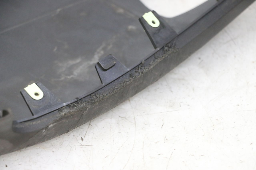 photo de LEFT BELLY PANEL PEUGEOT SATELIS 125 (2013 - 2018) - Fixing points details