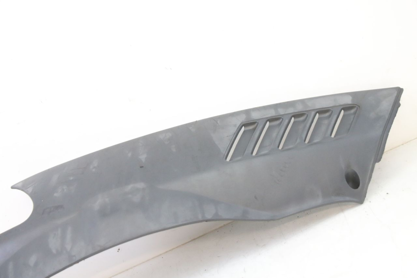 photo de LEFT BELLY PANEL PIAGGIO SUPER LX 125 (2000 - 2003) - Zoom on usage condition