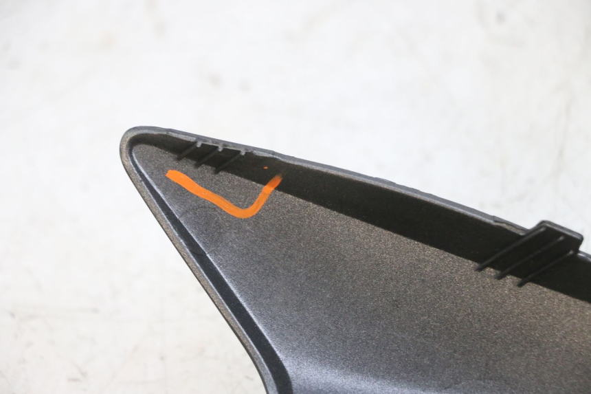 photo de LEFT BELLY PANEL YAMAHA TRICITY 300 (2020 - 2024) - Zoom on usage condition