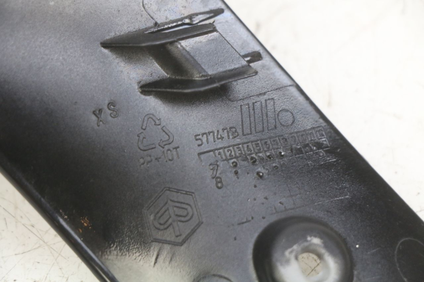 photo de LEFT LOWER FAIRING PIAGGIO VESPA GTS SUPER IE 125 (2009 - 2016) - Component detail