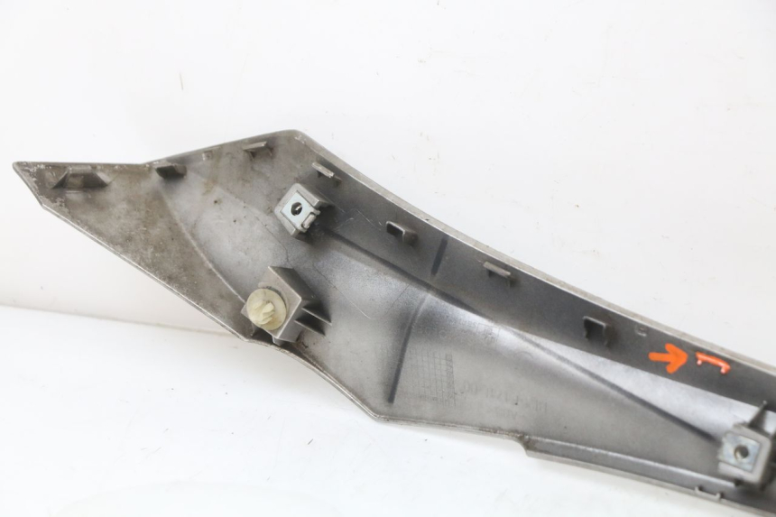 photo de LEFT LOWER FAIRING YAMAHA XMAX X-MAX ABS 125 (2017 - 2020) - Fixing points details