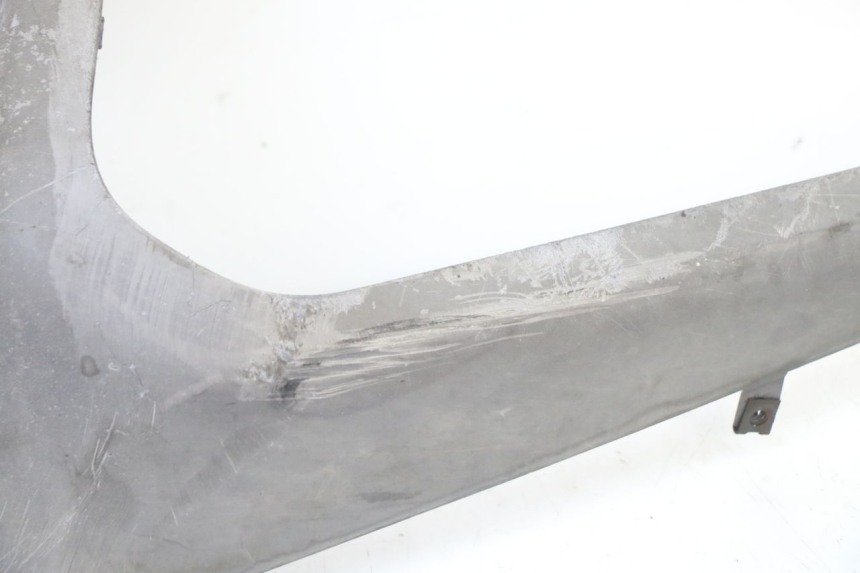 photo de LEFT LOWER FAIRING YAMAHA XMAX X-MAX 125 (2006 - 2009) - Zoom on usage condition