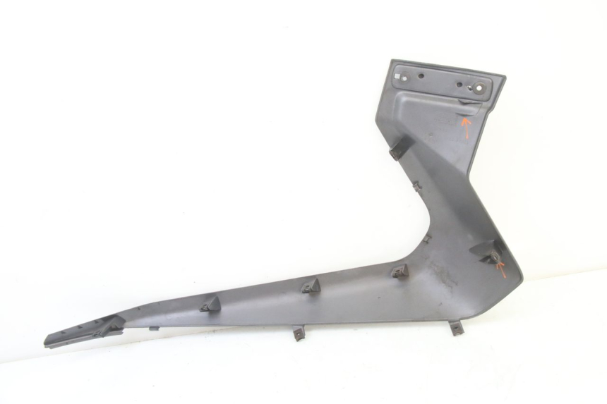 photo de LEFT LOWER FAIRING YAMAHA XMAX X-MAX 125 (2006 - 2009) - Technical close-up