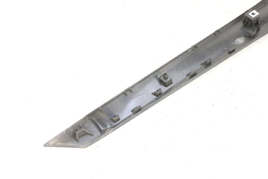 photo de LEFT BELLY PANEL YAMAHA XMAX X-MAX 125 (2021 - 2025) - Zoom on usage condition