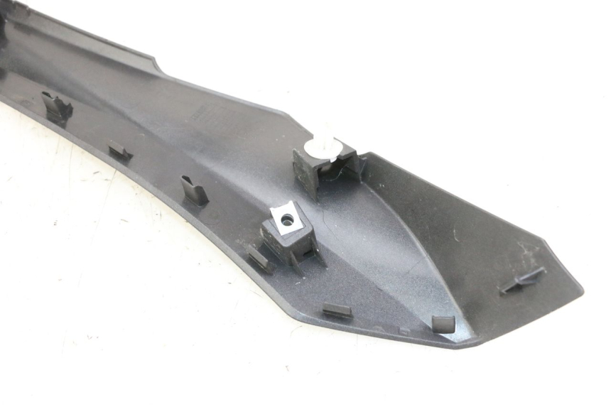 photo de LEFT BELLY PANEL YAMAHA XMAX X-MAX 125 (2021 - 2025) - Technical close-up