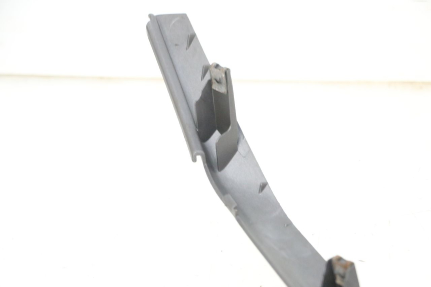 photo de LEFT LOWER FAIRING YAMAHA XMAX X-MAX 125 (2006 - 2009) - Zoom on usage condition