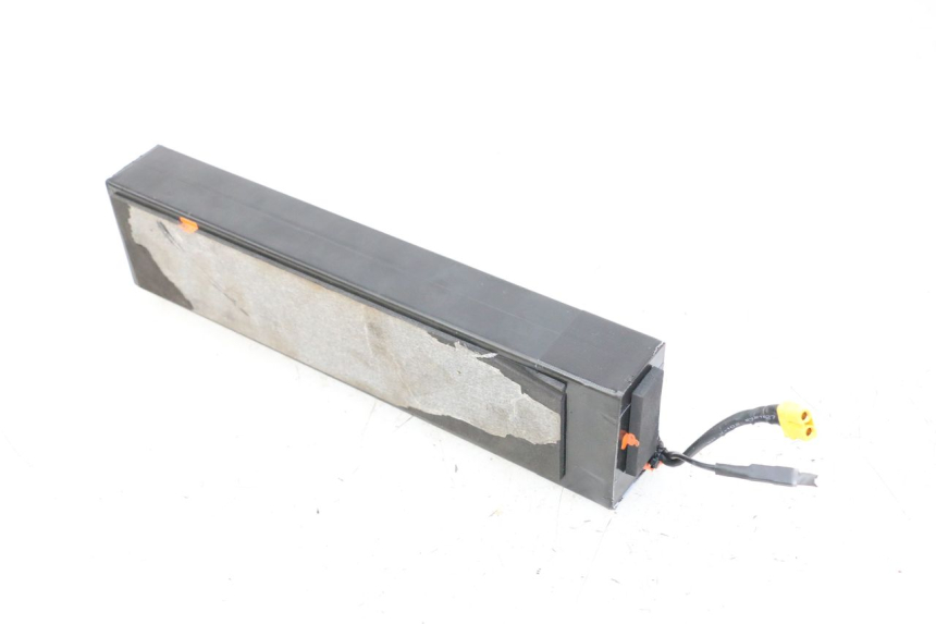 photo de BATTERY URBANGLIDE 100XS 1 - Surface and material condition